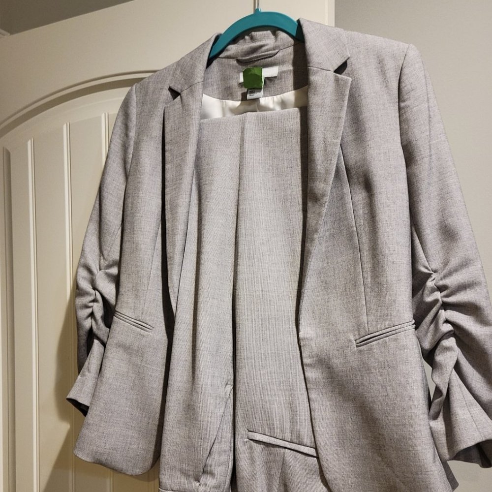 Two-piece crop pant suit